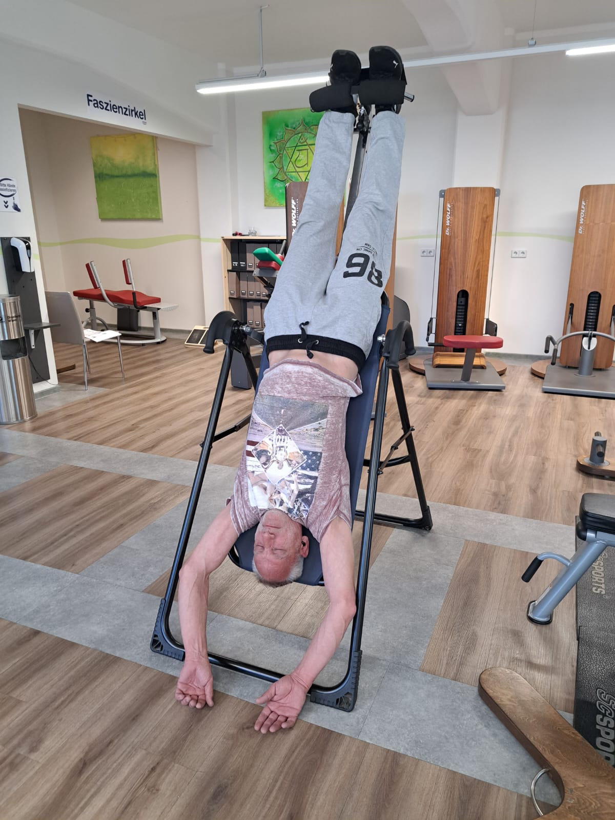 Schwerkrafttraining an der Inversionsbank